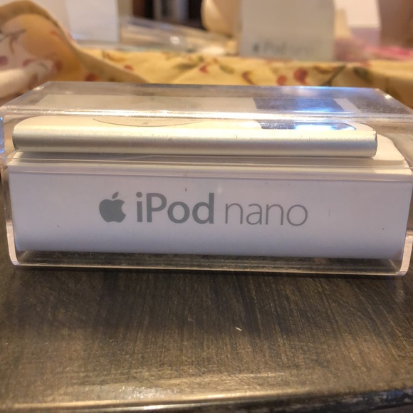 Apple Silver Nano Second Generation iPod 2gb - Picture 2 of 5